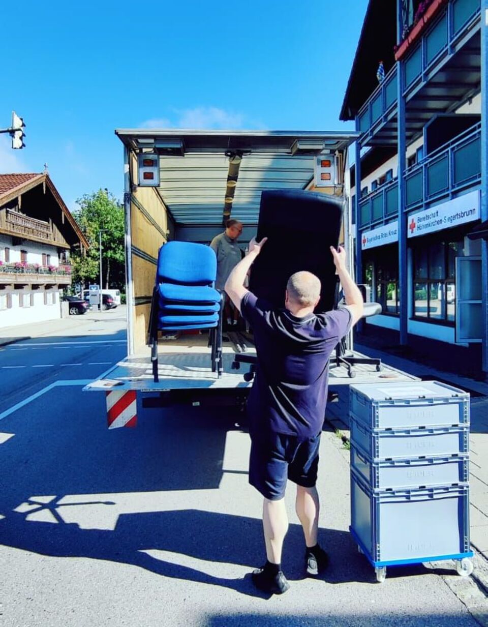 Beladen eines LKWs mit Möbeln.
